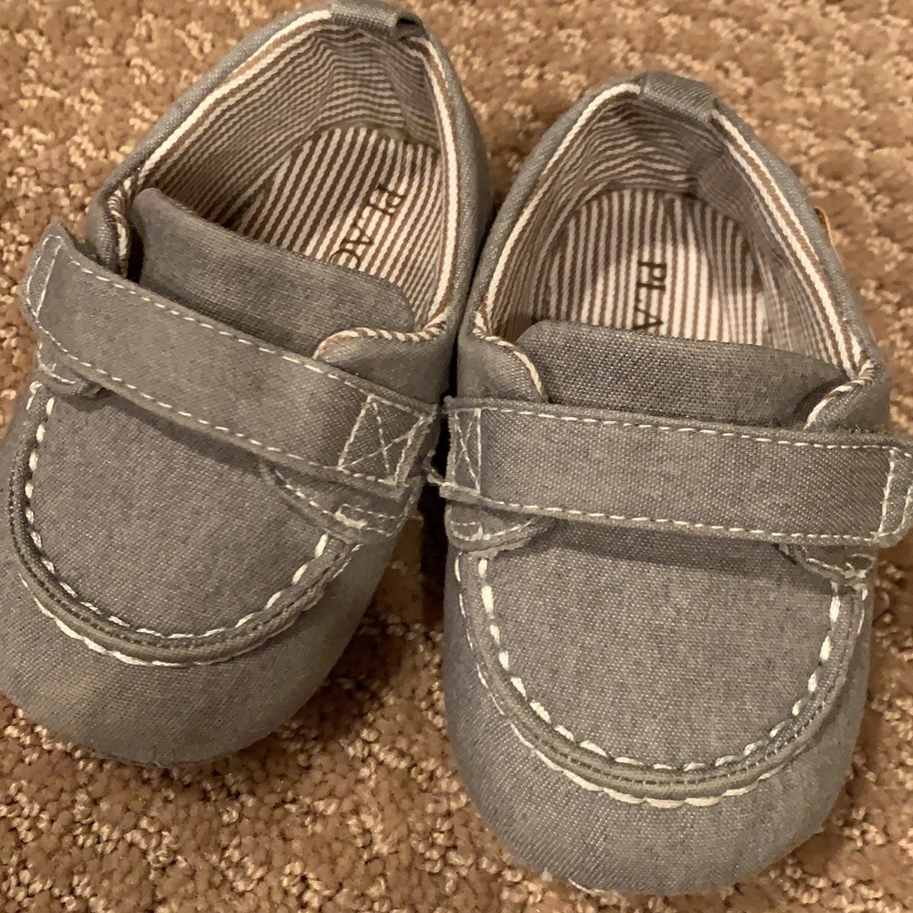NWOT gray 6-12 month Children’s Place shoes